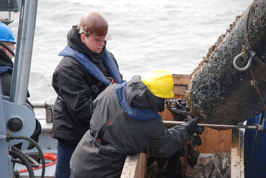 Wydobycie torpedy na pokład okrętu