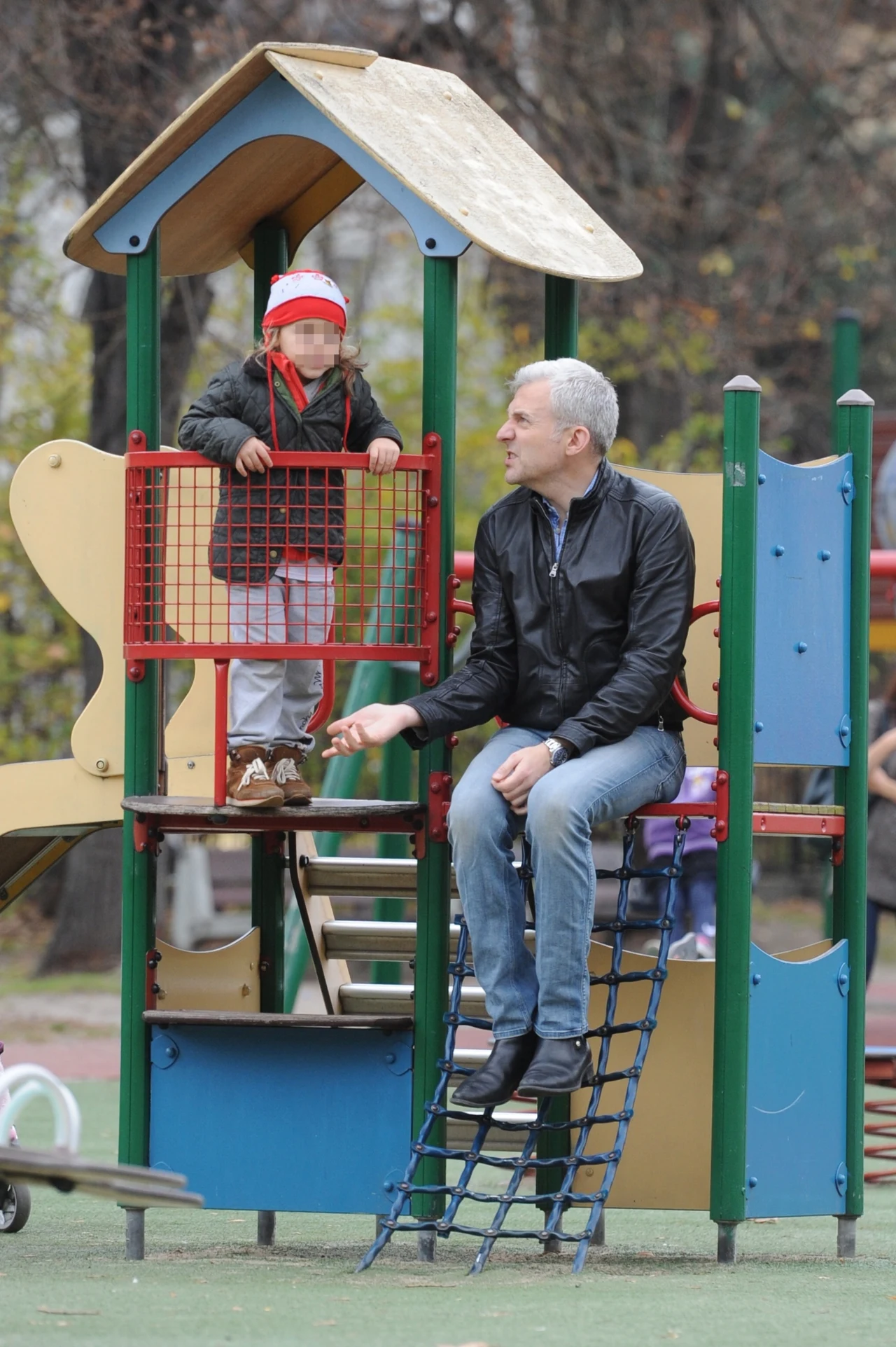 Hubert Urbański z córką na placu zabaw Hubert Urbański z córką na placu zabaw