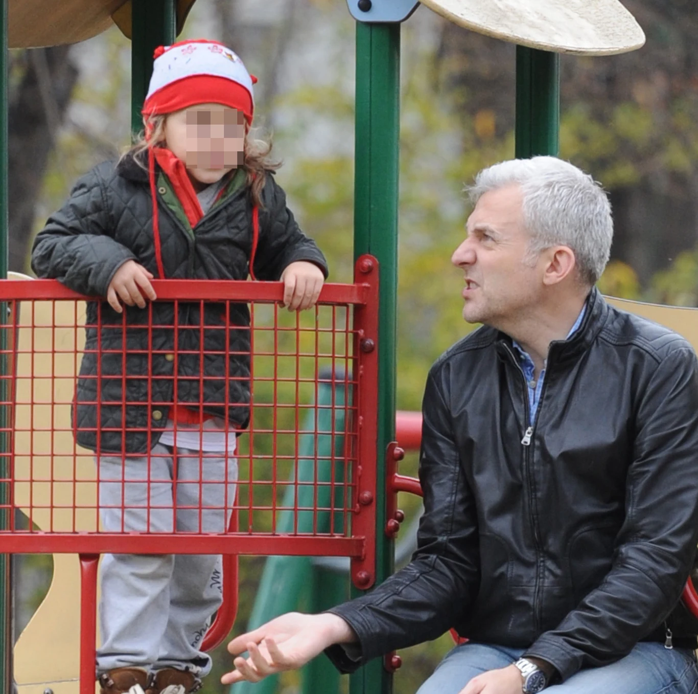 Hubert Urbański z córką na placu zabaw Hubert Urbański z córką na placu zabaw