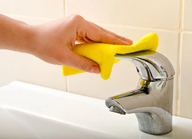 Kilka prostych trików pomoże ci uporać się z brudem w łazience