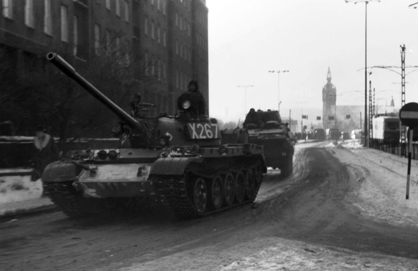 Czołgi wjeżdżają do Gdańska w grudniu 1981 r. pod bramę stoczni im. Lenina