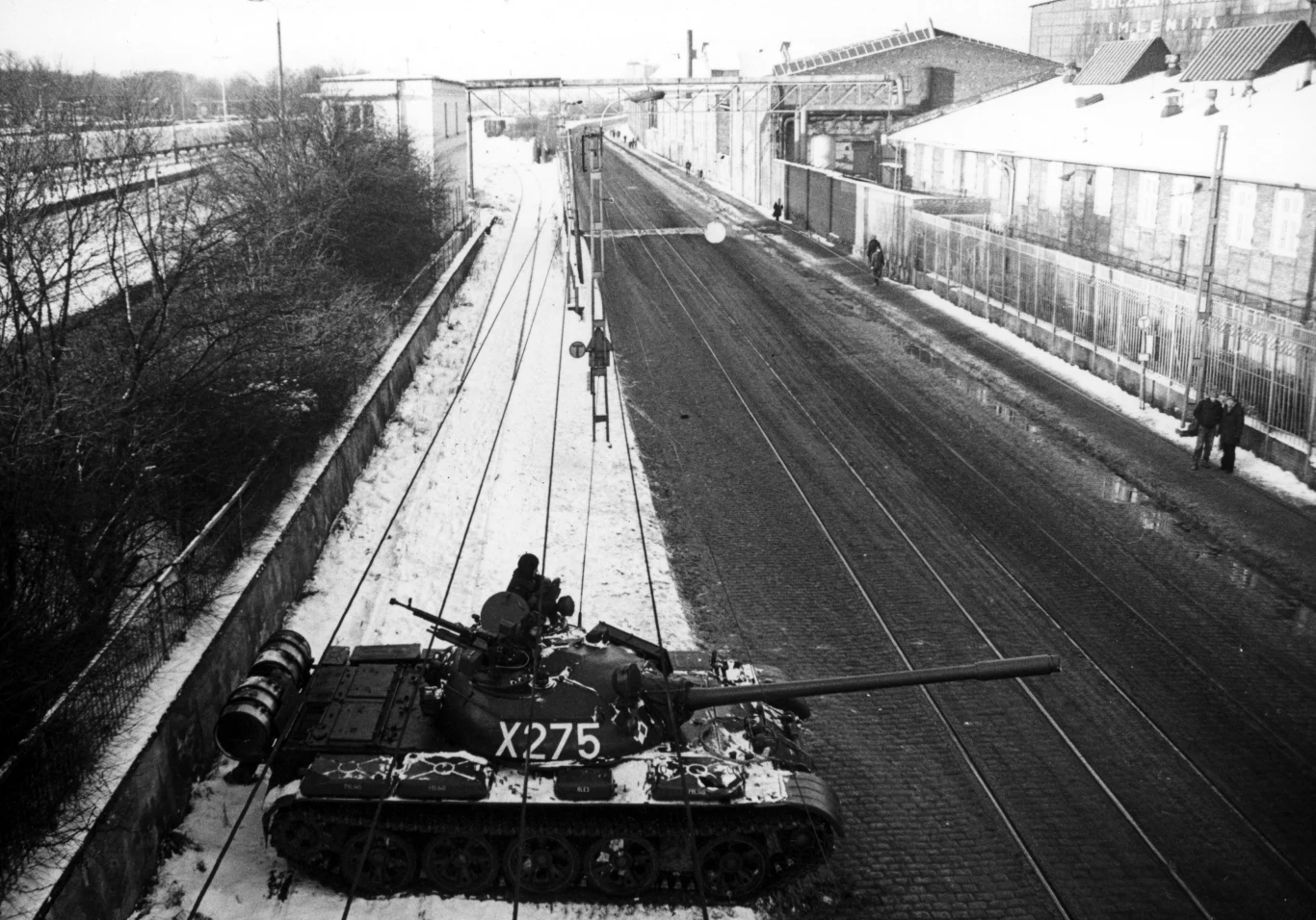 Gdańsk, 15.12.1981, czołg przed bramą Stoczni Gdańskiej im. Lenina