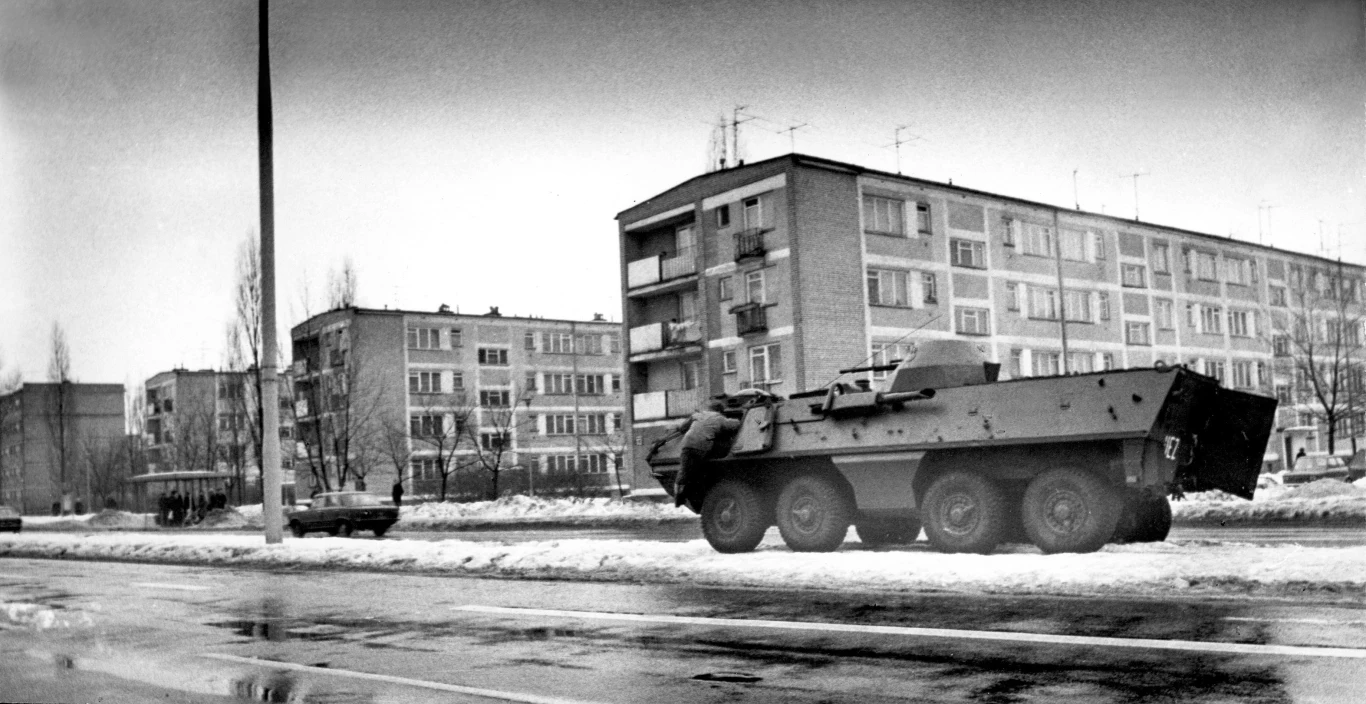 Transporter opancerzony na ulicy miasta, grudzień 1981