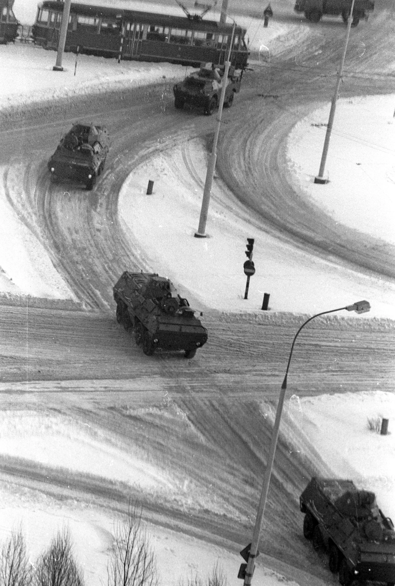 Transportery opancerzone na ulicach Warszawy 13 grudnia 1981 