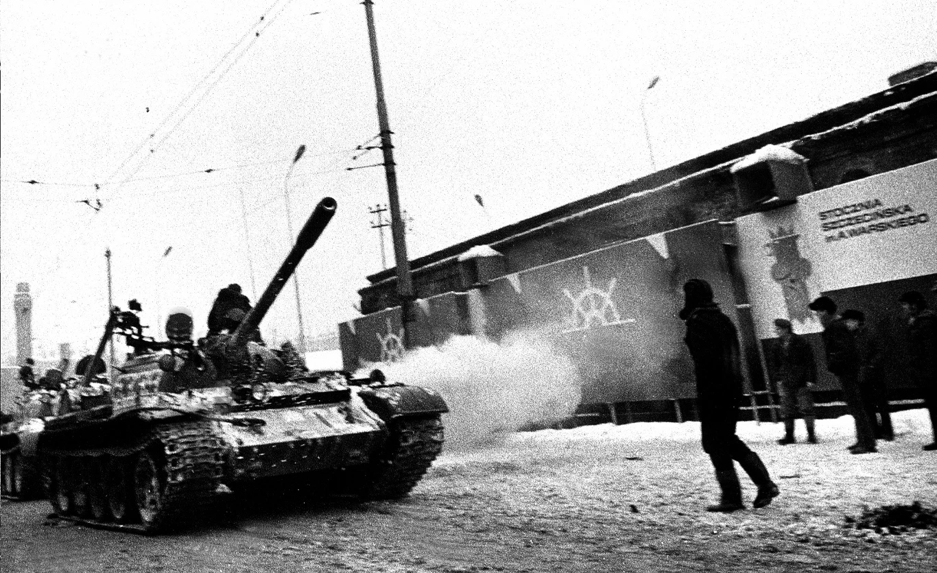 Czołgi otaczające Stocznię Szczecińska im. Adolfa Warskiego, grudzień 1981 
