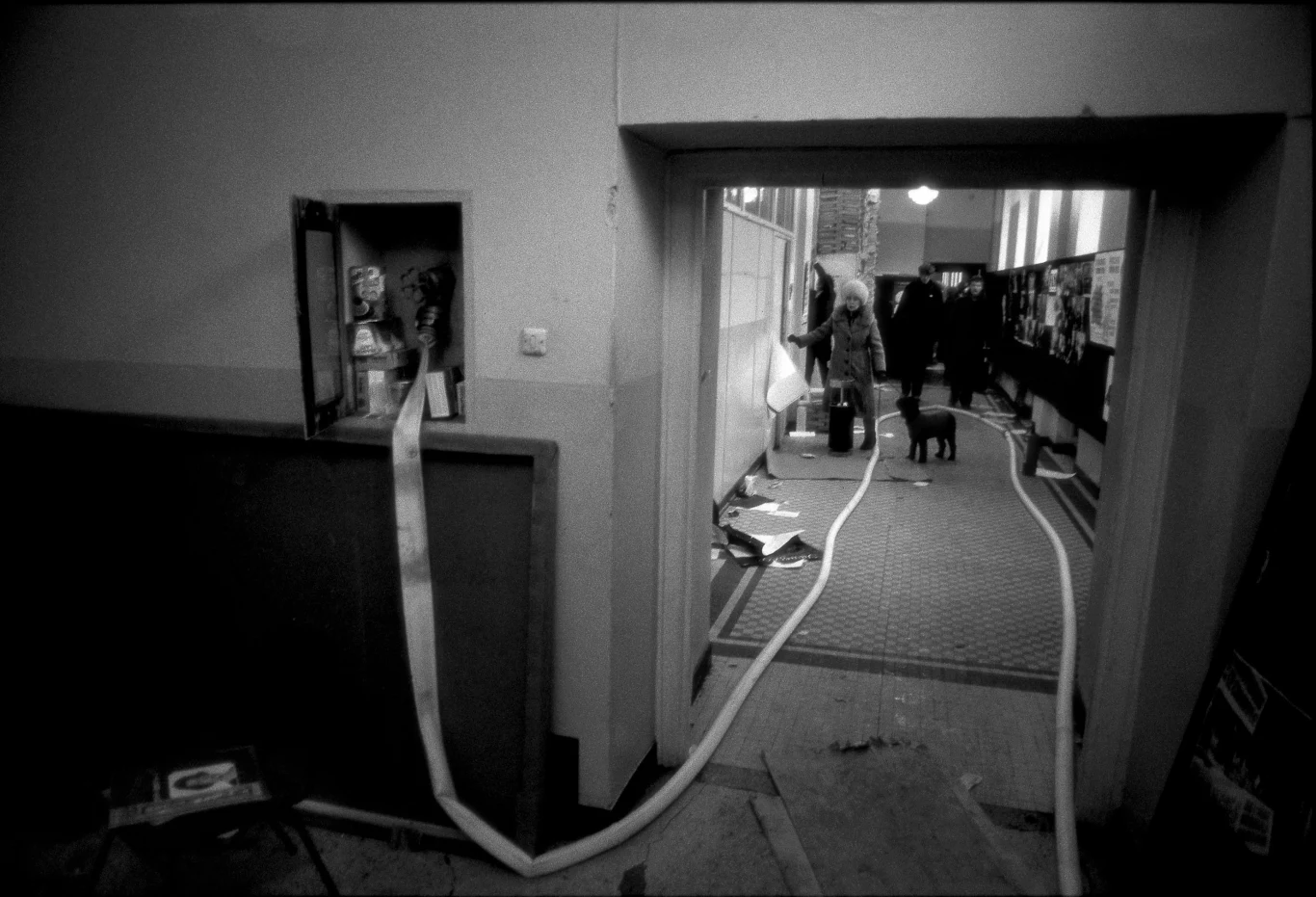 Zdemolowane w pierwszą noc stanu wojennego biuro NSZZ "Solidarność", Warszawa 13.12.1981 r.