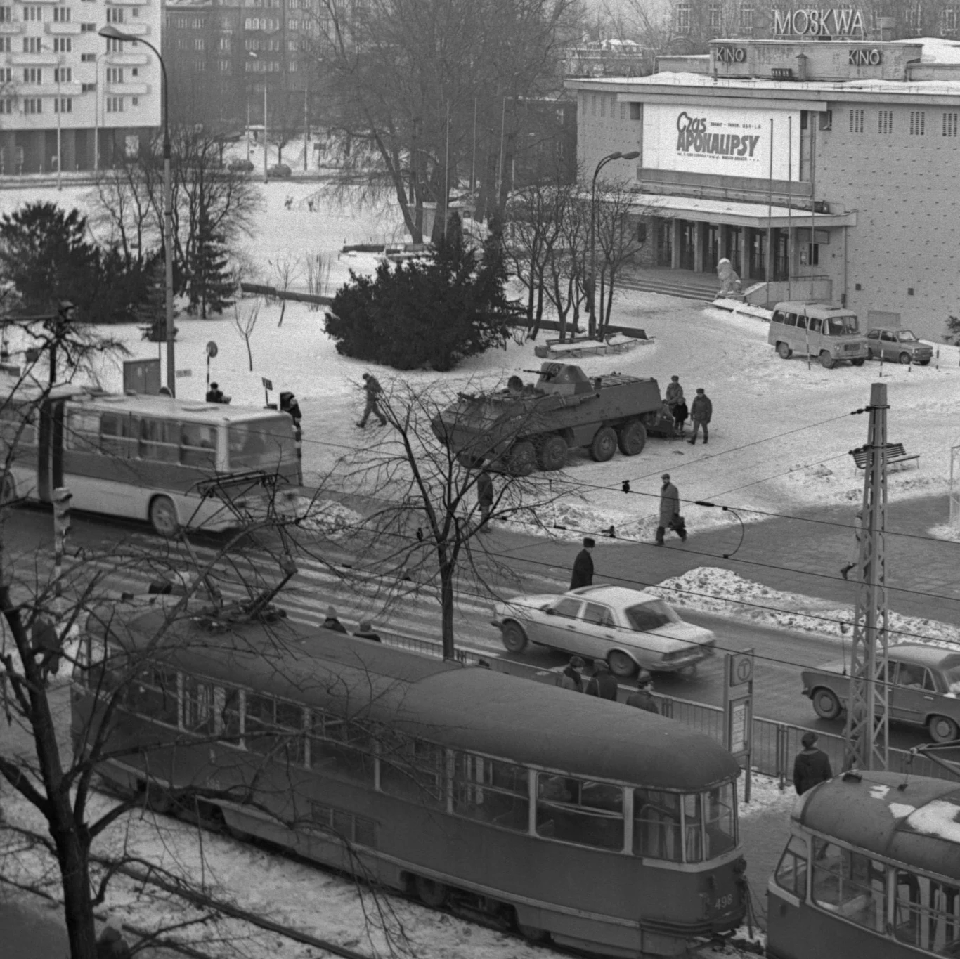 Wóz opancerzony przed kinem Moskwa, na którym wisi plakat filmu "Czas Apokalipsy", Warszawa 13.12.1981 r.