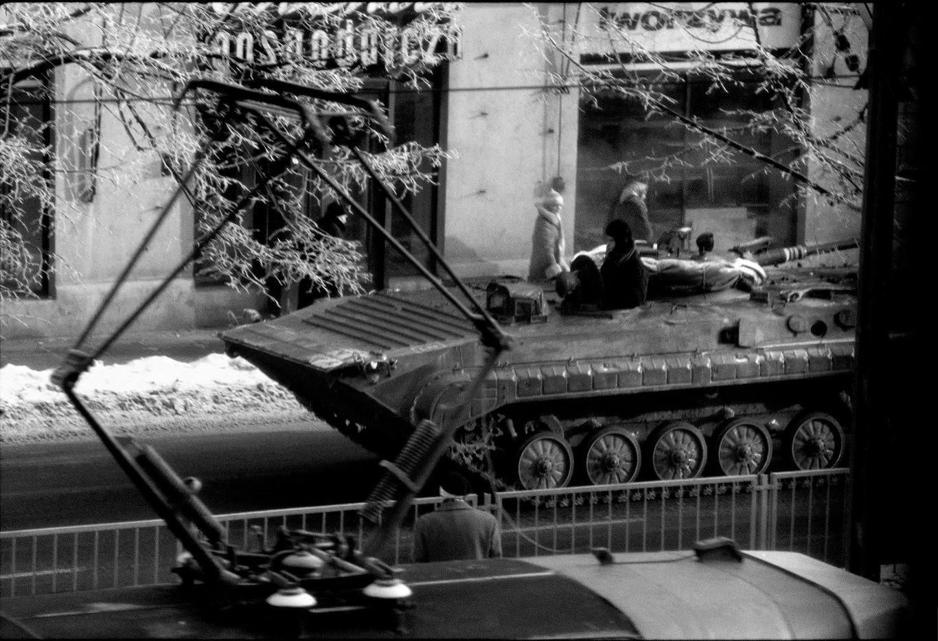 Wóz pancerny na ulicy Puławskiej w Warszawie