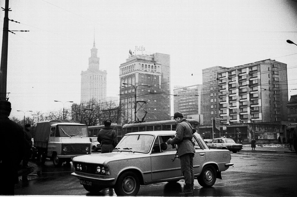 Legitymowanie kierowców na skrzyżowaniu Marszałkowskiej i Królewskiej w Warszawie, grudzień 1981