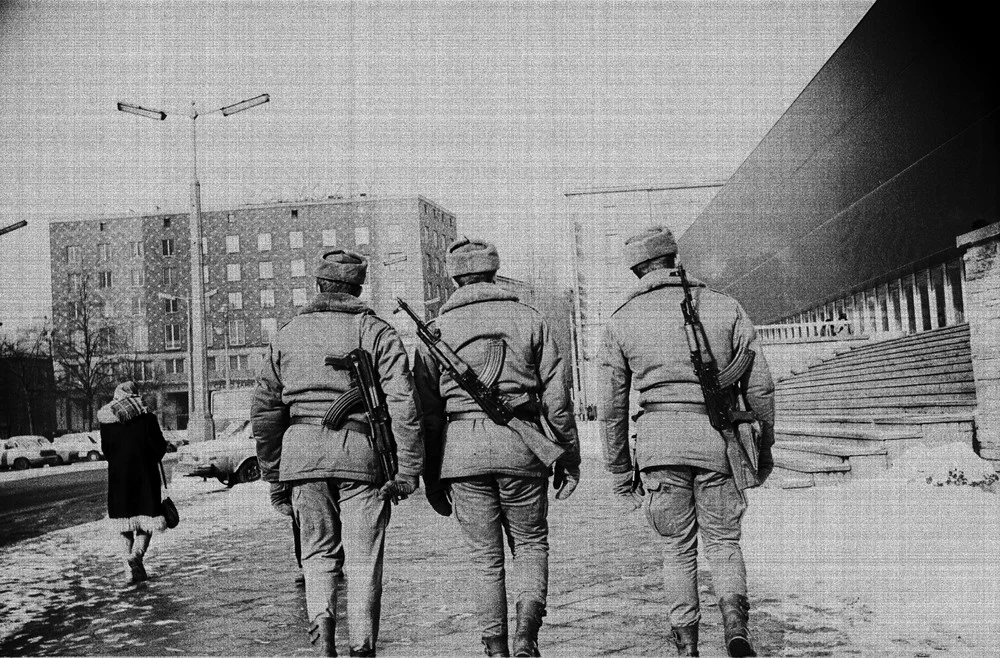 Patrol wojskowy na Placu Powstańców Warszawy, Warszawa, grudzień 1981