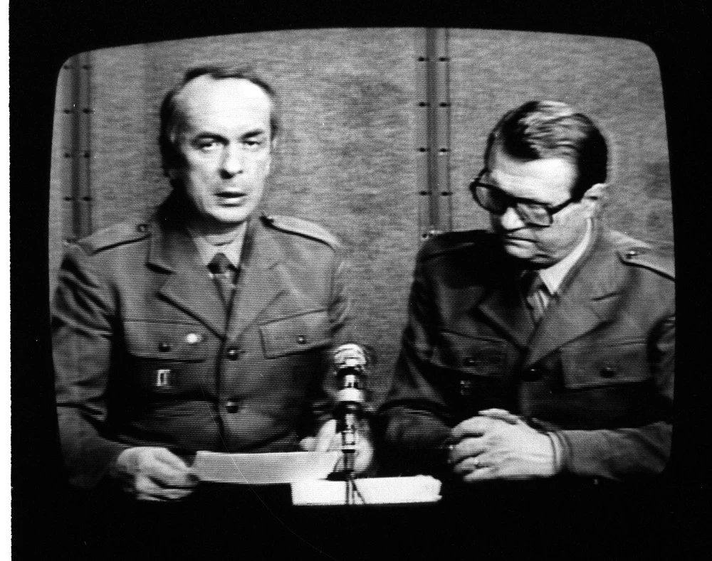 Spikerzy Dziennika Telewizyjnego Witold Stefanowicz i Andrzej Racławicki w mundurach wojskowych, 13.12.1981