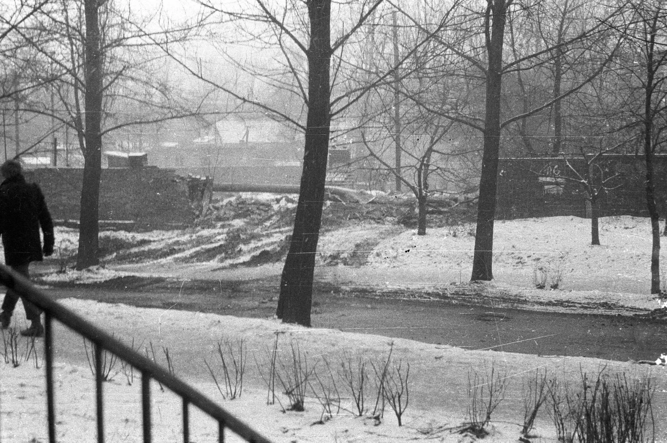 Wyrwa w murze, którą czołgi wjechaly na teren kopalni; Katowice, 16.12.1981