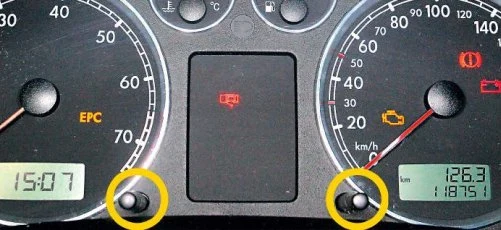 Poza nielicznymi wyjątkami (m.in Jeep Grand Cherokee, Nissan Primera czy Renault Megane), komunikaty kasuje się za pomocą przycisków umieszczonych w obrębie wskaźników auta. W zależności od modelu należy je wciskać lub obracać w odpowiednim momencie. Poza nielicznymi wyjątkami (m.in Jeep Grand Cherokee, Nissan Primera czy Renault Megane), komunikaty kasuje się za pomocą przycisków umieszczonych w obrębie wskaźników auta. W zależności od modelu należy je wciskać lub obracać w odpowiednim momencie.