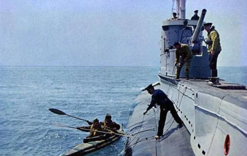 Komandosi opuszczają HMS "Tuna". Kadr z filmu "Cockleshell Heroes"