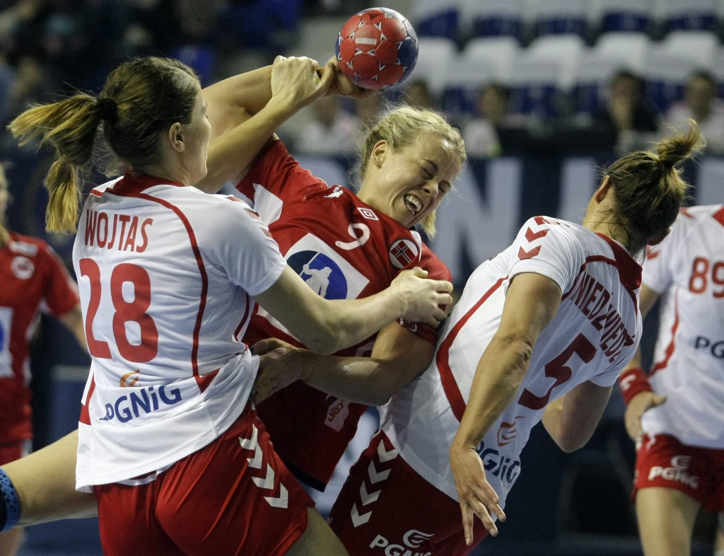 Isabel Blanco blokowana przez Alinę Wojtas (z lewej) i Iwonę Niedźwiedź