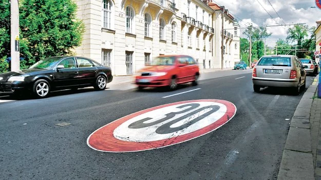 Taki znak w oczywisty sposób informuje o dozwolonej prędkości maksymalnej i należy się stosować do wyrażonego nim zakazu przekraczania – w tym przypadku – 30 km/h.