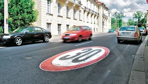 Taki znak w oczywisty sposób informuje o dozwolonej prędkości maksymalnej i należy się stosować do wyrażonego nim zakazu przekraczania – w tym przypadku – 30 km/h.