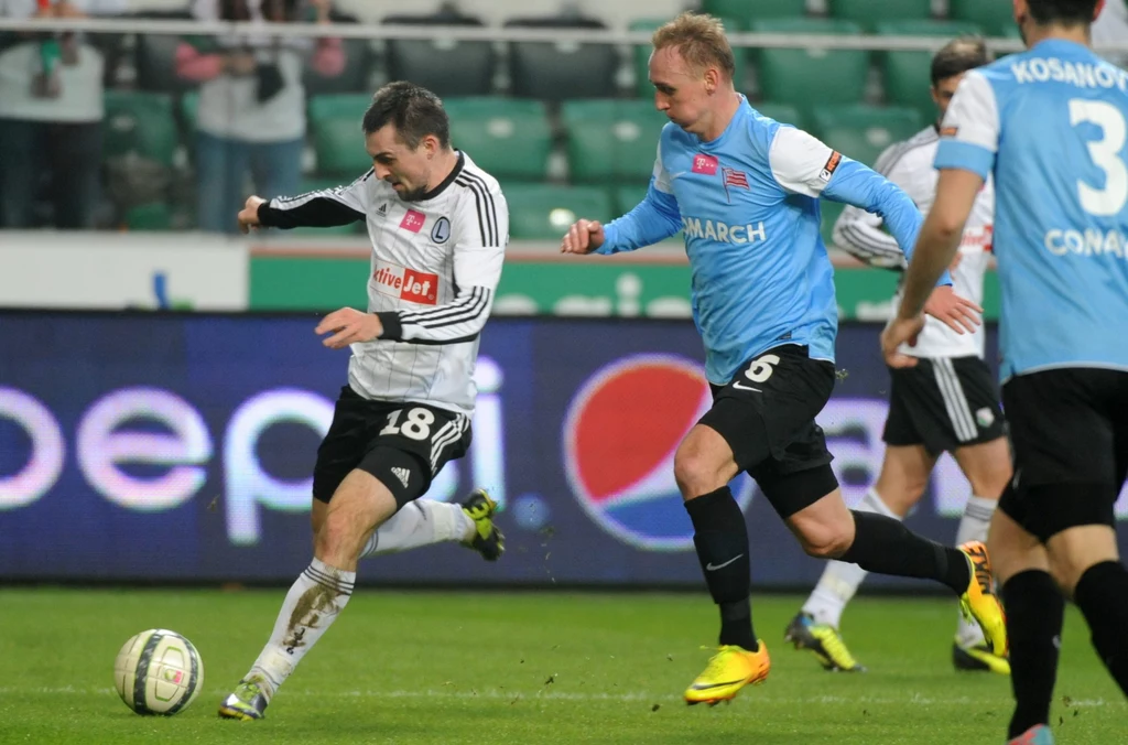 Michał Kucharczyk (z lewej) atakowany przez Adama Marciniaka Michał Kucharczyk (z lewej) atakowany przez Adama Marciniaka