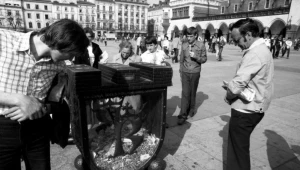 Skarbonka na Rynku Głównym ustawiona przez Społeczny Komitet Odnowy Zabytków Krakowa (1979 r.)