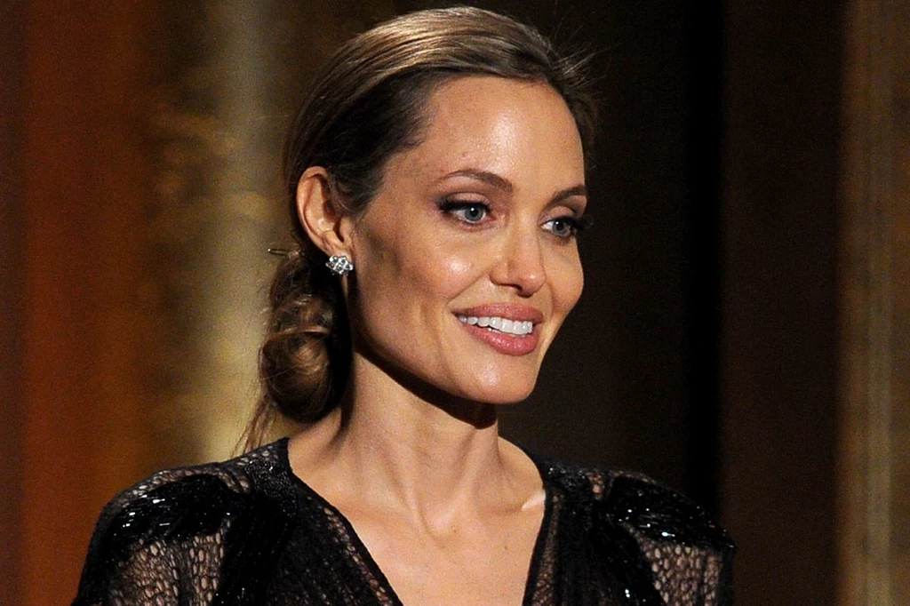 Angelina Jolie (38) ceni minimalizm. Najczęściej pokazuje się z rozpuszczonymi włosami lub prostymi kokami.