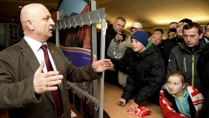Prezes Polskiego Związku Hokeja na Lodzie Piotr Hałasik (L) podczas emocjonującej wymiany zdań z kibicami w Sanoku