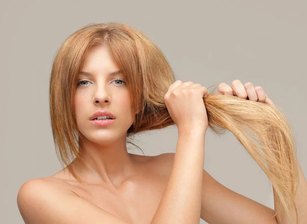 Włosy elektryzujące się wymagają nawilżenia i stabilizacji