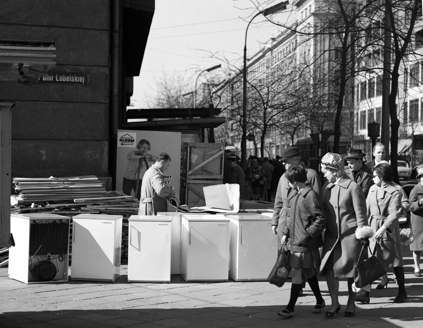 Warszawa, lata 60., lodówki przed sklepem, plac Unii Lubelskiej