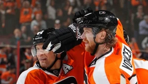 Kimmo Timonen i Jakub Voraczek cieszą się z gola dla Philadelphia Flyers