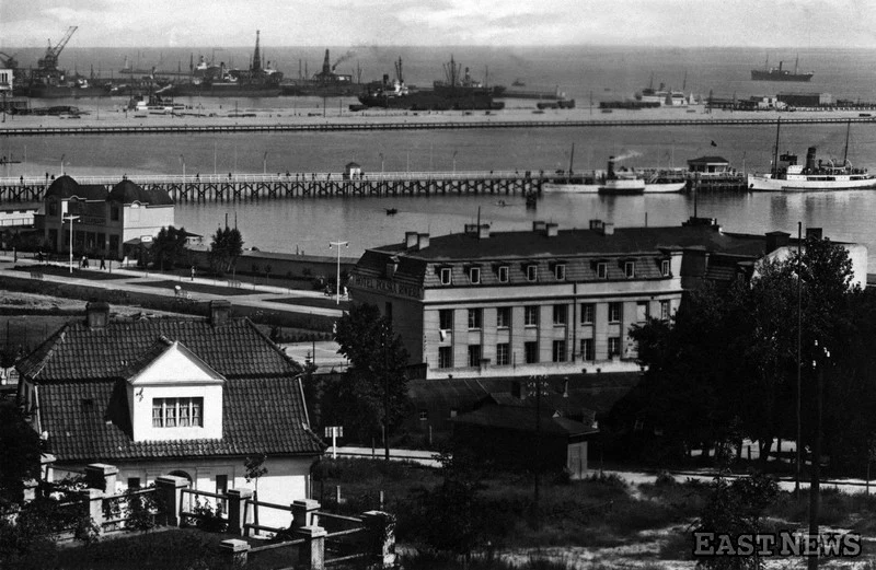 Hotel Polska Riwiera w Gdyni, w tle port; lata 20.