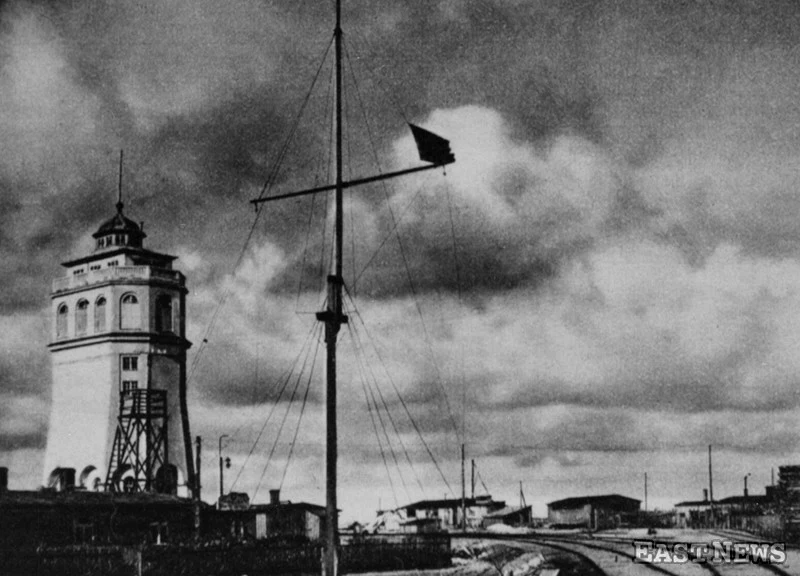 Wjazd do portu w Gdyni - portowa wieża ciśnień, przed nią maszt sygnałowy kapitanatu portu, lata międzywojenne