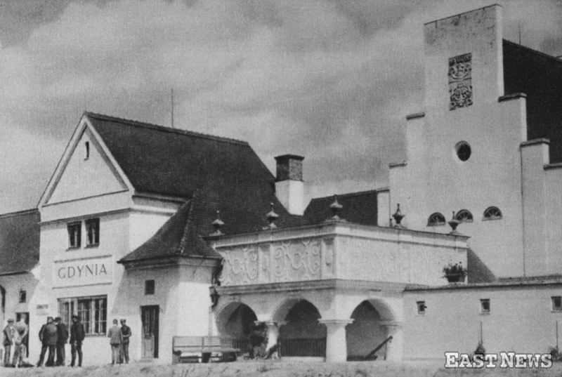 Nowy dworzec kolejowy w Gdyni zbudowany według projektu Romualda Millera, 1926