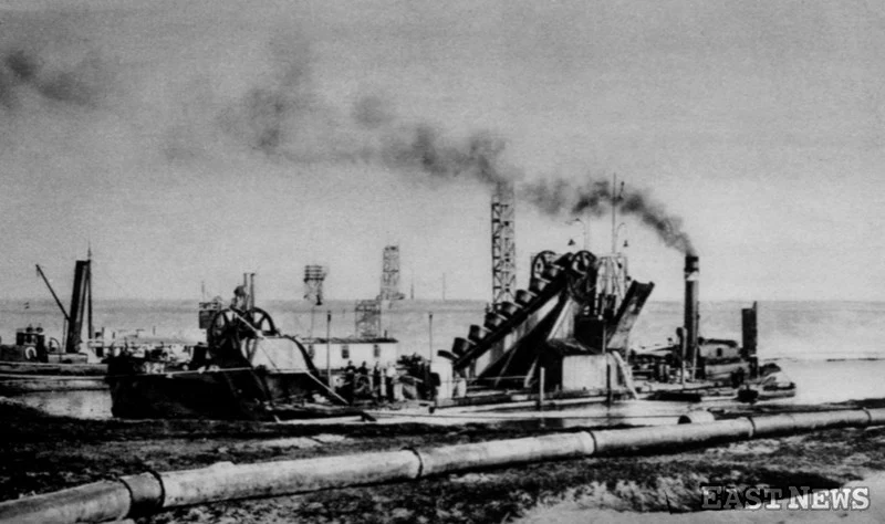 Port w Gdyni - dwie olbrzymie pogłębiarki przy pracy. W głębi kesony przeznaczone do zatopienia, lata międzywojenne