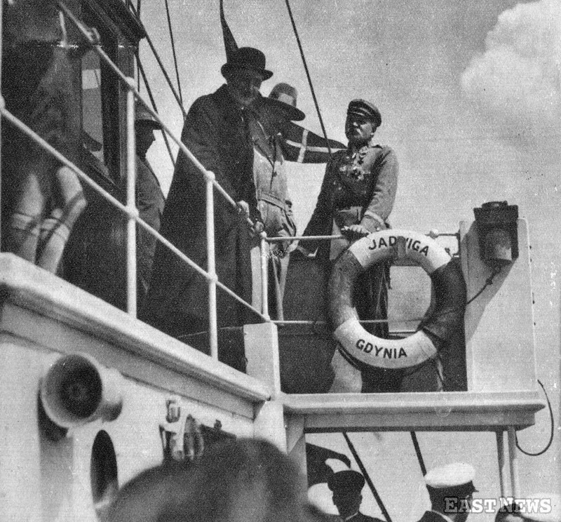 Marszałek Józef Piłsudski w Gdyni na statku tzw. Białej Floty, czyli żeglugi turystyczno-wycieczkowej, o nazwie "Jadwiga" na cześć córki marszałka, czerwiec 1928