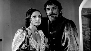 Elżbieta Starostecka (Anna Ostrowska)  i Ryszard Pietruski (Kacper Pilch) w serialu "Czarne chmury"
