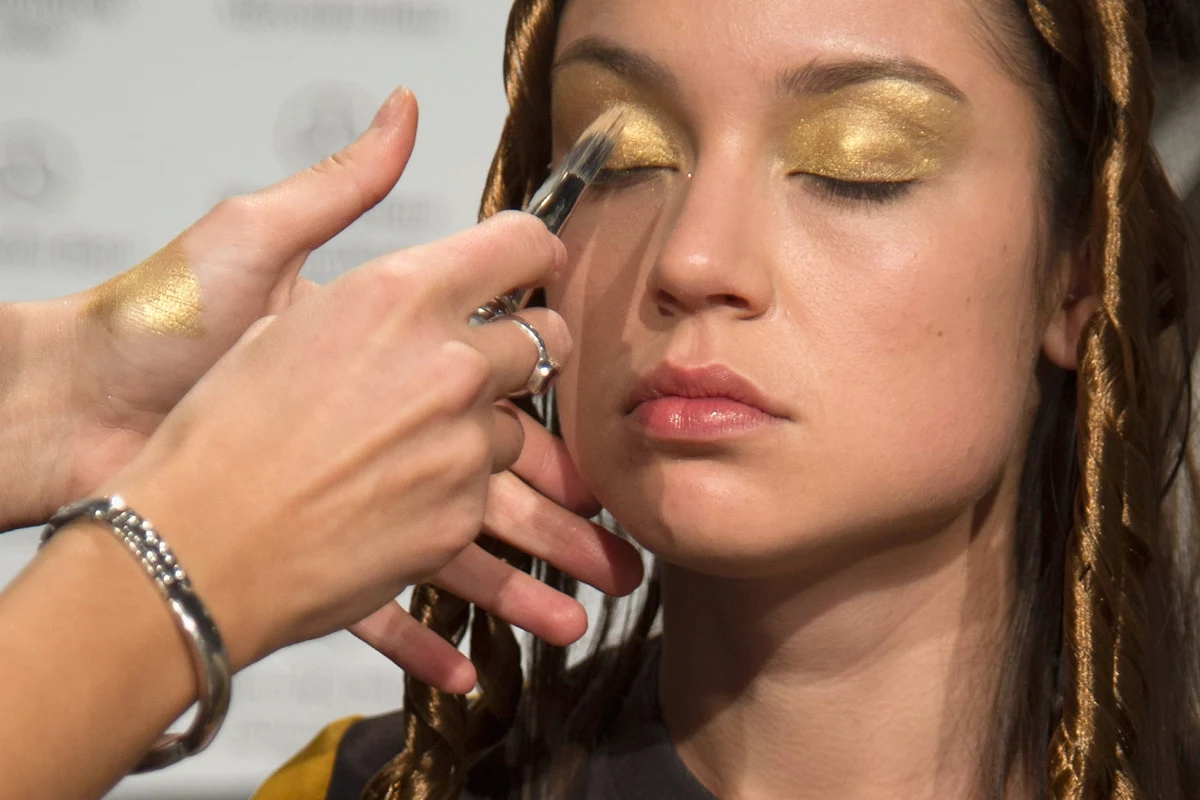 Złoty cień na całej powiecie to opcja na wybieg lub na zabawę karnawałową Złoty cień na całej powiecie to opcja na wybieg lub na zabawę karnawałową