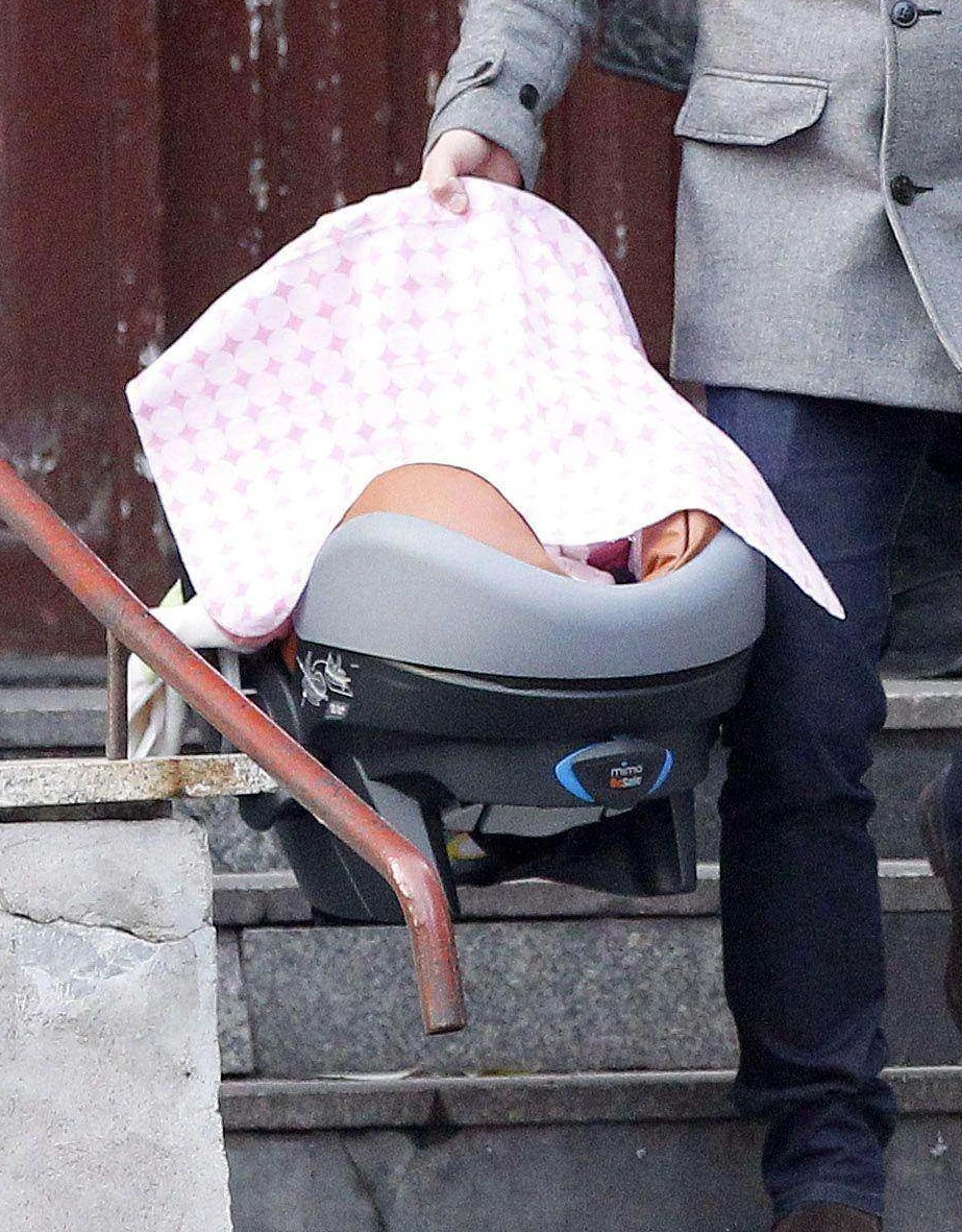 Twarz małej pociechy skrzętnie zakryli przed obiektywami wścibskich paparazzich! Twarz małej pociechy skrzętnie zakryli przed obiektywami wścibskich paparazzich!