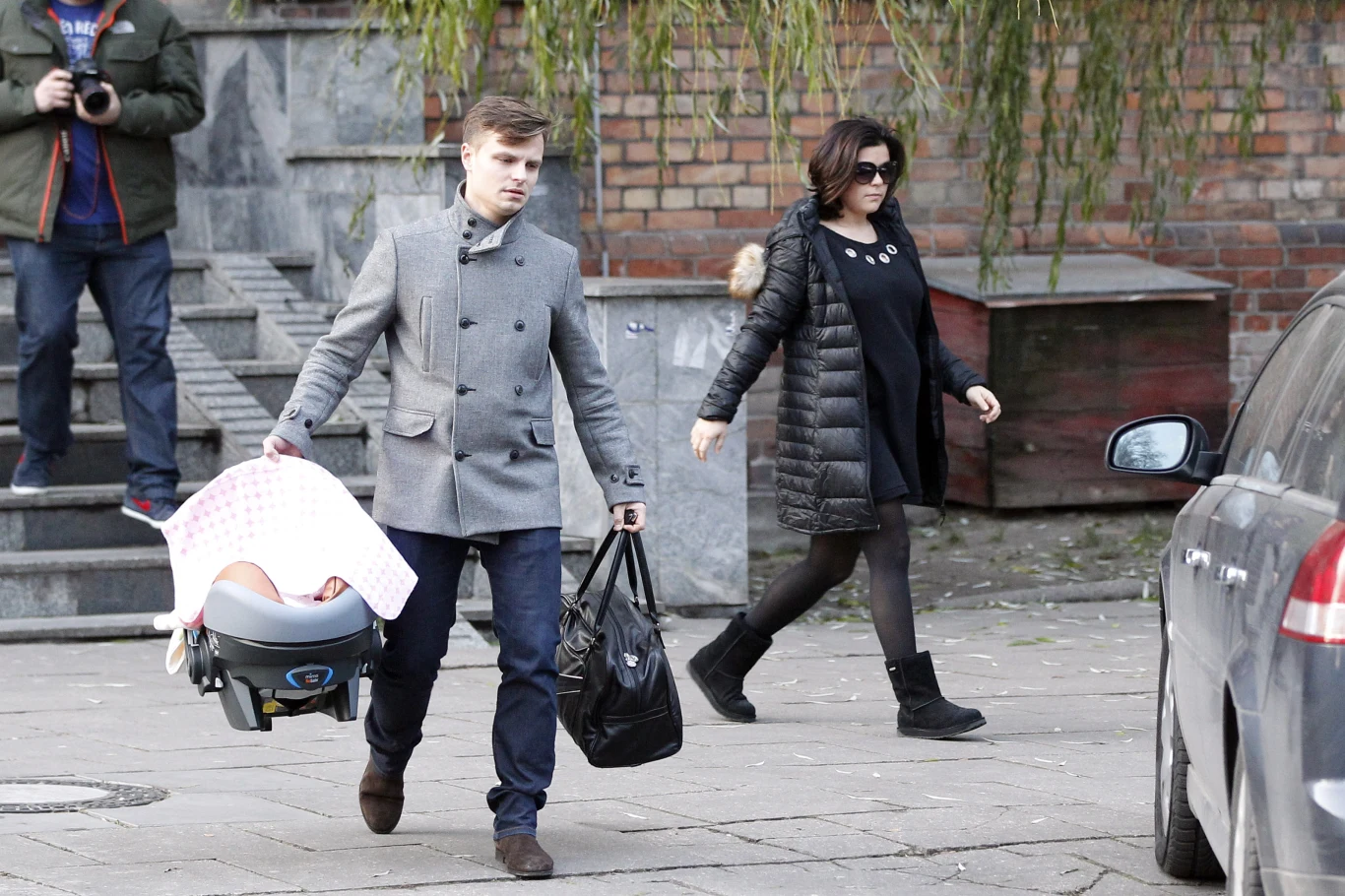 Kasia i Marcin z córeczką opuszczają szpital Kasia i Marcin z córeczką opuszczają szpital