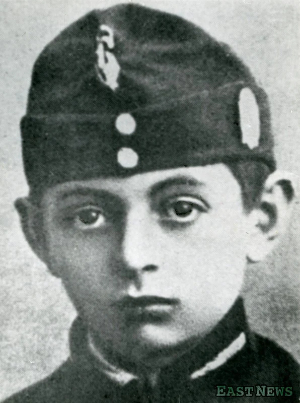 Antoś Petrykiewicz, ur. 26.12.1905, ochotnik odcinka III "Góra Stracenia" por. Romana Abrahama. Ranny w bitwie na Persenkowce w grudniu 1918, zmarł w szpitalu 14.01.1919. Pochowany na Cmentarzu Orląt we Lwowie. Najmłodszy kawaler Orderu Virtuti Militari 