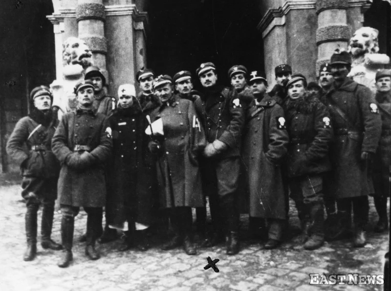Roman Abraham przed kwaterą własnych oddziałów w Ratuszu Miejskim w dniu zdobycia Lwowa z rąk ukraińskich, 22.11.1918