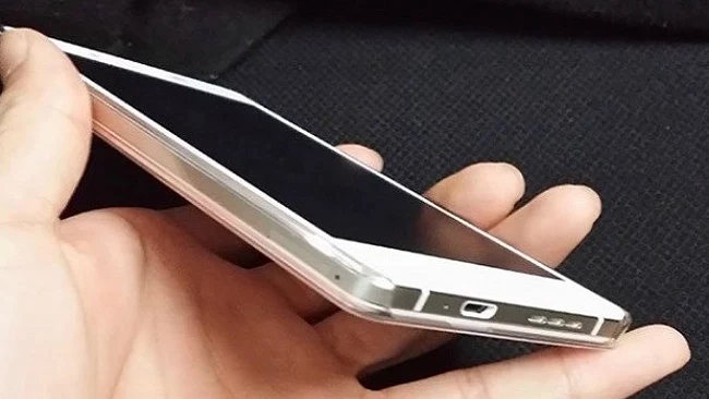 Jedno z nieoficjalnych zdjęć przedstawiających Oppo R1 Jedno z nieoficjalnych zdjęć przedstawiających Oppo R1