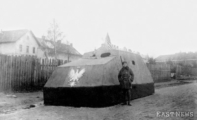 Improwizowany samochód pancerny "Józef Piłsudski" zbudowany w lwowskich warsztatach kolejowych na bazie ciężarówki wg projektu prof. Antoniego Markowskiego, wchodził w skład Oddziału Technicznego Naczelnej Komendy Oddziałów Polskich