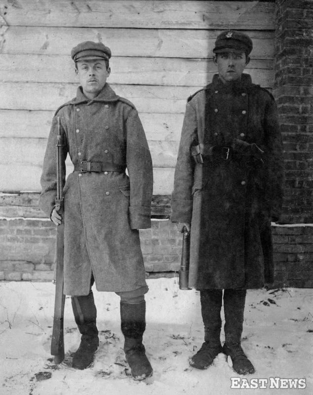 Lwów, placówka Góra Stracenia. Z karabinem Markowski, z granatem ręcznym Bukowski, 15.03.1919