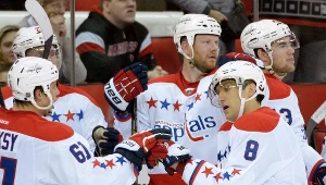 Aleksander Owieczkin (numer 8) odbiera gratulację