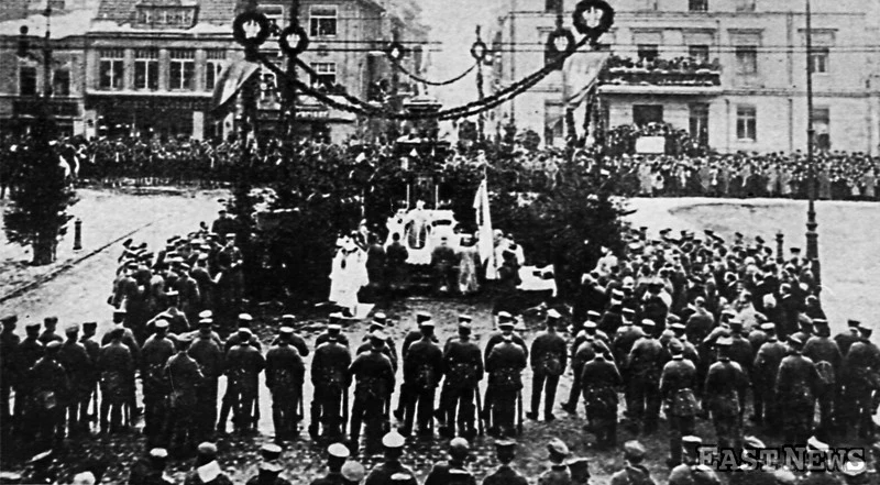 Msza polowa odprawiana po wypędzeniu Niemców pod obalonym pomnikiem Germanii, w głębi Kawaleria Nadgoplańska, Inowrocław, 05.01.1919