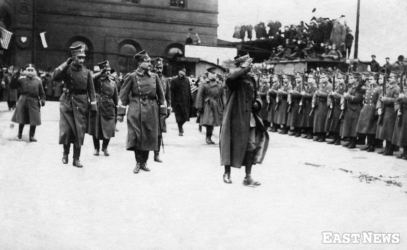 Gen. Józef Dowbor-Muśnicki przed frontem dowództwa powstańców wielkopolskich. Za nim płk. D. Konarzewski i dowódca 1 Dywizji Wielkopolskiej oraz Stanisław Taczak, 1919