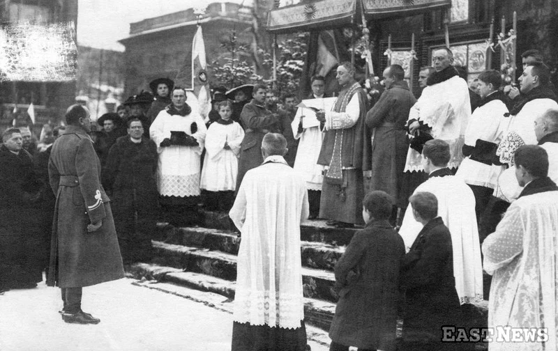 Msza św. na pl. Wolności w Poznaniu, 1919. Przed ołtarzem gen. Józef Dowbor-Muśnicki składa przysięgę Komisariatów Naczelnej Rady Ludowej. Rotę przysięgi odczytuje ks. biskup Władysław Lukomski