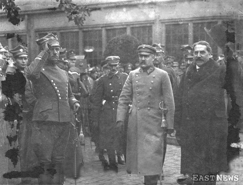 Naczelnik Państwa Józef Piłsudski na dworcu kolejowym w Poznaniu po przybyciu na defiladę Wojsk Wielkopolskich na znak ich włączenia do Wojska Polskiego, 27.10.1919