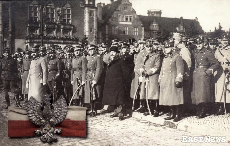 Naczelnik Państwa Józef Piłsudski w towarzystwie dowódcy Wojsk Wielkopolskich gen. Józefa Dowbora-Muśnickiego odbiera defiladę Wojsk Wielkopolskich, na znak ich włączenia do Wojska Polskiego, 27.10.1919