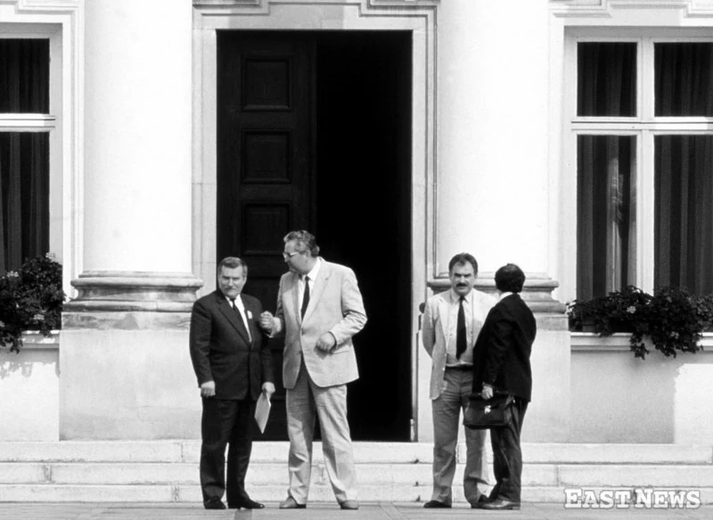 Budowa nowej koalicji - Solidarność, ZSL, SD; Lech Wałęsa i Jaroslaw Kaczyński przed Belwrederem, 1989