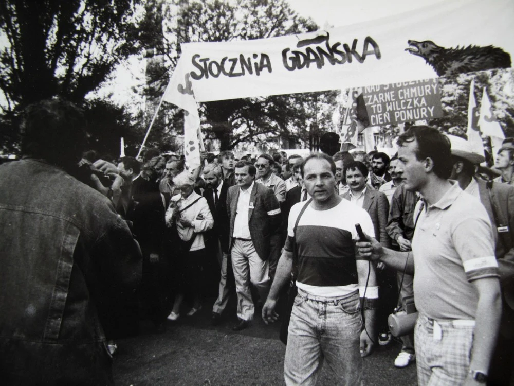 Gdańsk, 1988, manifestacja w obronie Stoczni Gdańskiej; n/z Jan Krzysztof Bielecki, Lech Wałęsa i Lech Kaczyński 